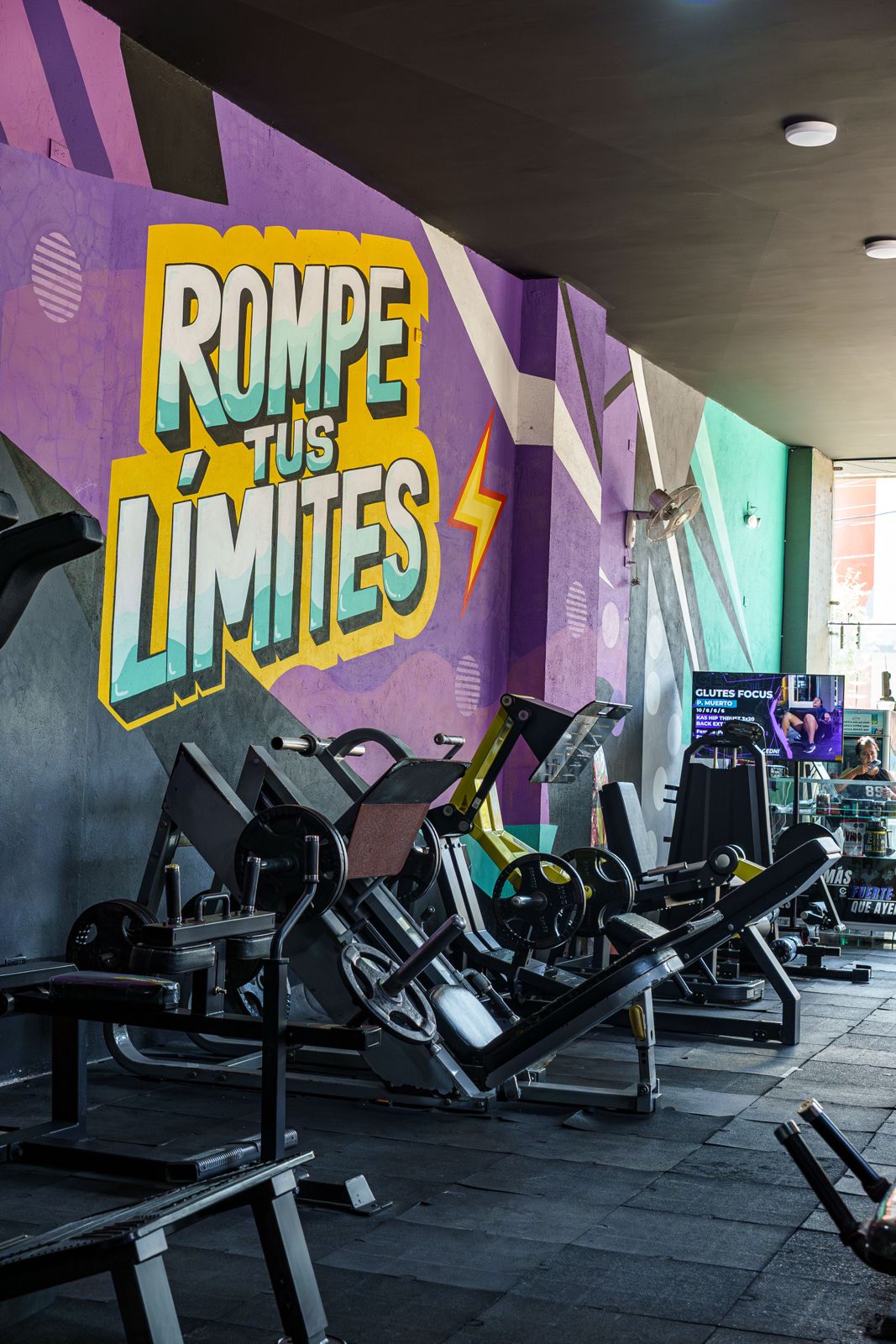 Persona entrenando en gimnasio con equipo moderno